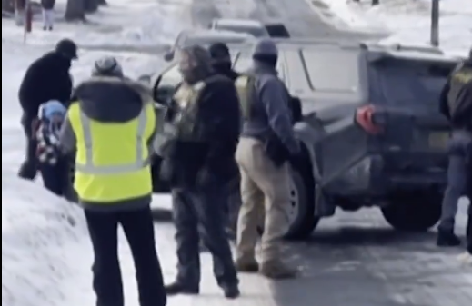 Agenții ICE rețin un copil de 5 ani în Minneapolis, momentul surprins