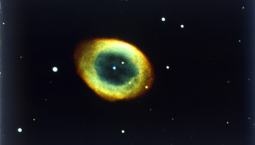 Astronomii au observat o stea pitică albă care generează o undă de șoc neobișnuită, plină de culoare