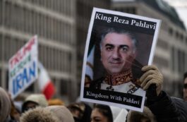 Farah Pahlavi, soția ultimului șah al Iranului, îndeamnă forţele de securitate să se alăture manifestanţilor