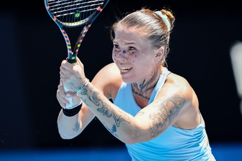 O jucătoare de tenis din Ucraina îi îndeplinește visul tatălui ei aflat pe front, jucând la Australian Open. Oleksandra Oliynykova se antrenează acasă, la Kiev