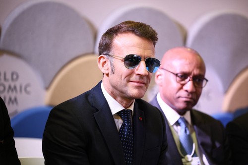 Conferinţa de securitate de la Munchen a început cu o glumă la adresa ochelarilor de soare ai lui Macron. “Ceea ce s-a întâmplat la Davos nu trebuie să rămână la Davos”