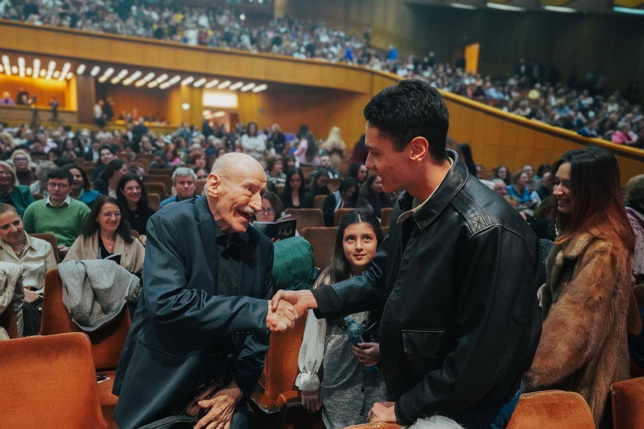 David Popovici s-a întâlnit cu Victor Rebengiuc: Venim din generații și domenii diferite, dar performanța, munca și respectul ne aduc în același loc