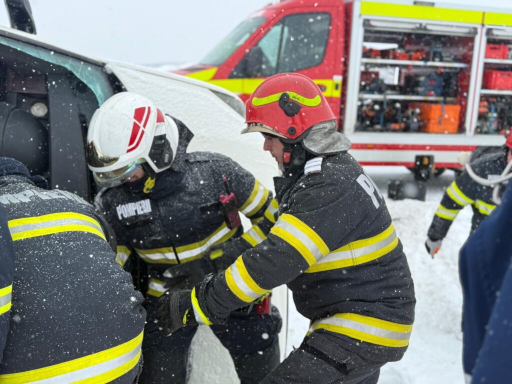 Giurgiu: Plan roșu de intervenție după ce un microbuz cu 16 persoane s-a răsturnat pe DN 5. O femeie a fost rănită