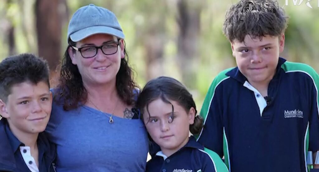 Un băiat de 13 ani a înotat patru ore în ocean pentru a-și salva mama și frații