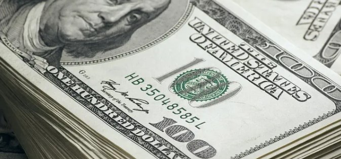 Dolarul, în pericol. Petrolul începe să fie tranzacționat în alte monede