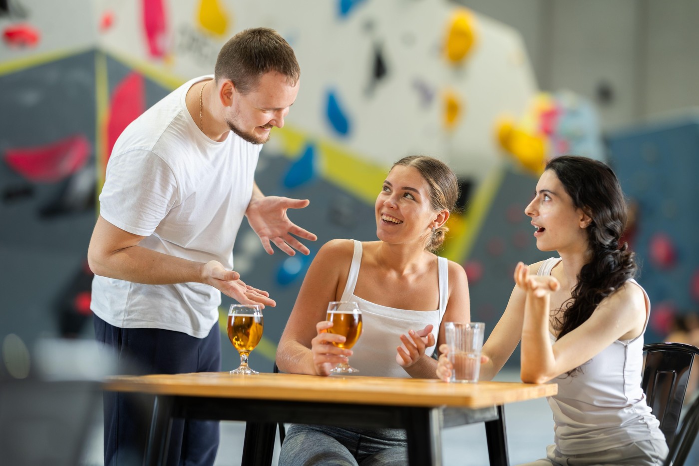 CNN: Un nou trend. Așa-numiții „maninfluenceri” se filmează abordând femei pe stradă, pentru conținut viral