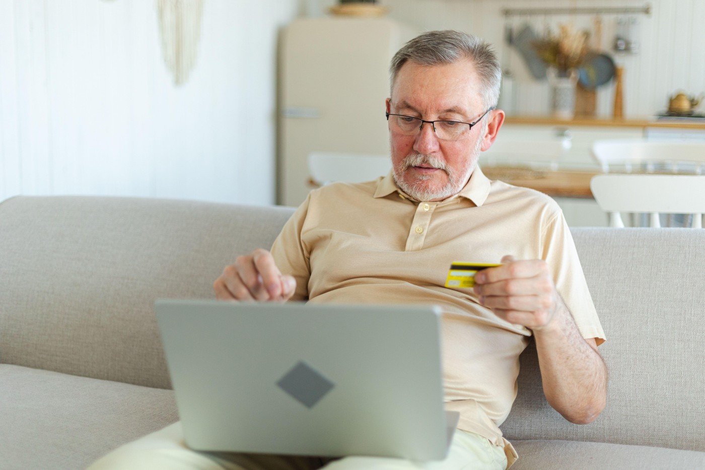 Cum ajung părinții și bunicii ținte ale fraudelor financiare și escrocheriilor sentimentale