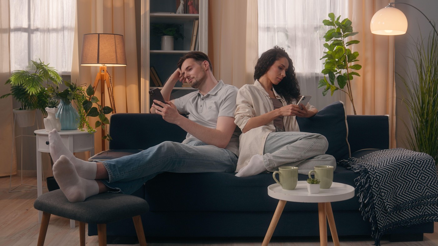 De la voci clonate la știri filtrate de algoritmi: noile riscuri digitale pentru relațiile de familie