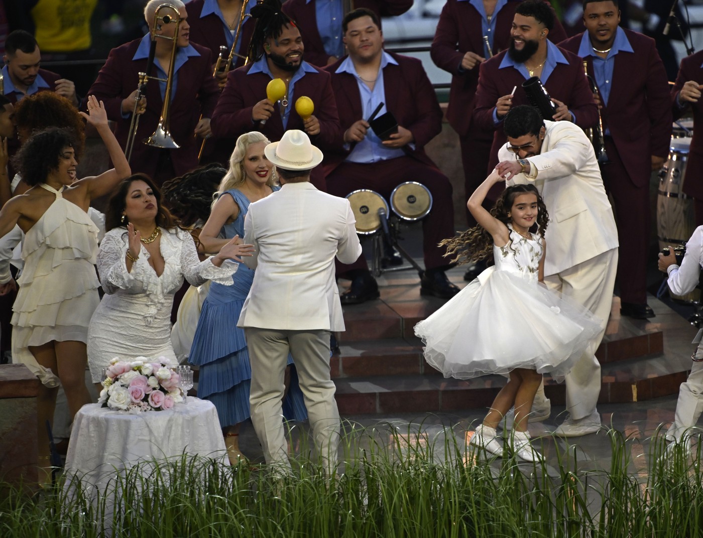 Cine este băiețelul căruia Bad Bunny i-a înmânat un Grammy, în timpul prestaţiei sale la Super Bowl. „Singurul lucru mai puternic decât ura este iubirea”