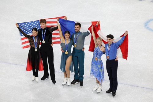 „Victorie controversată”, „Scandalos”. Presa americană critică victoria francezilor în finala de dans pe gheață. Cum a scris Guillaume Cizeron istorie la Jocurile Olimpice