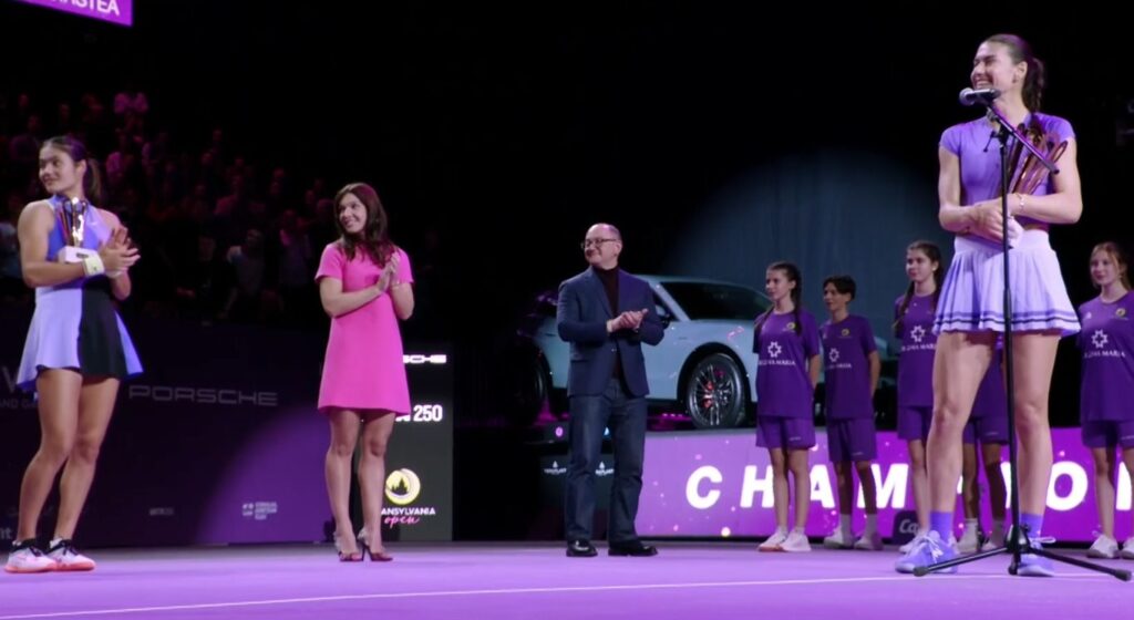 Sorana Cîrstea a câștigat Transylvania Open, al patrulea turneu al carierei, în finala cu Emma Răducanu. A primit trofeul de la Simona Halep