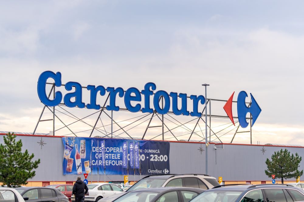 Carrefour a anunţat oficial că vrea să îşi vândă operaţiunile din România către Paval Holding, vehiculul de investiţii al familiei Paval, proprietarii Dedeman. Valoarea Carrefour România este estimată la 823 milioane de euro