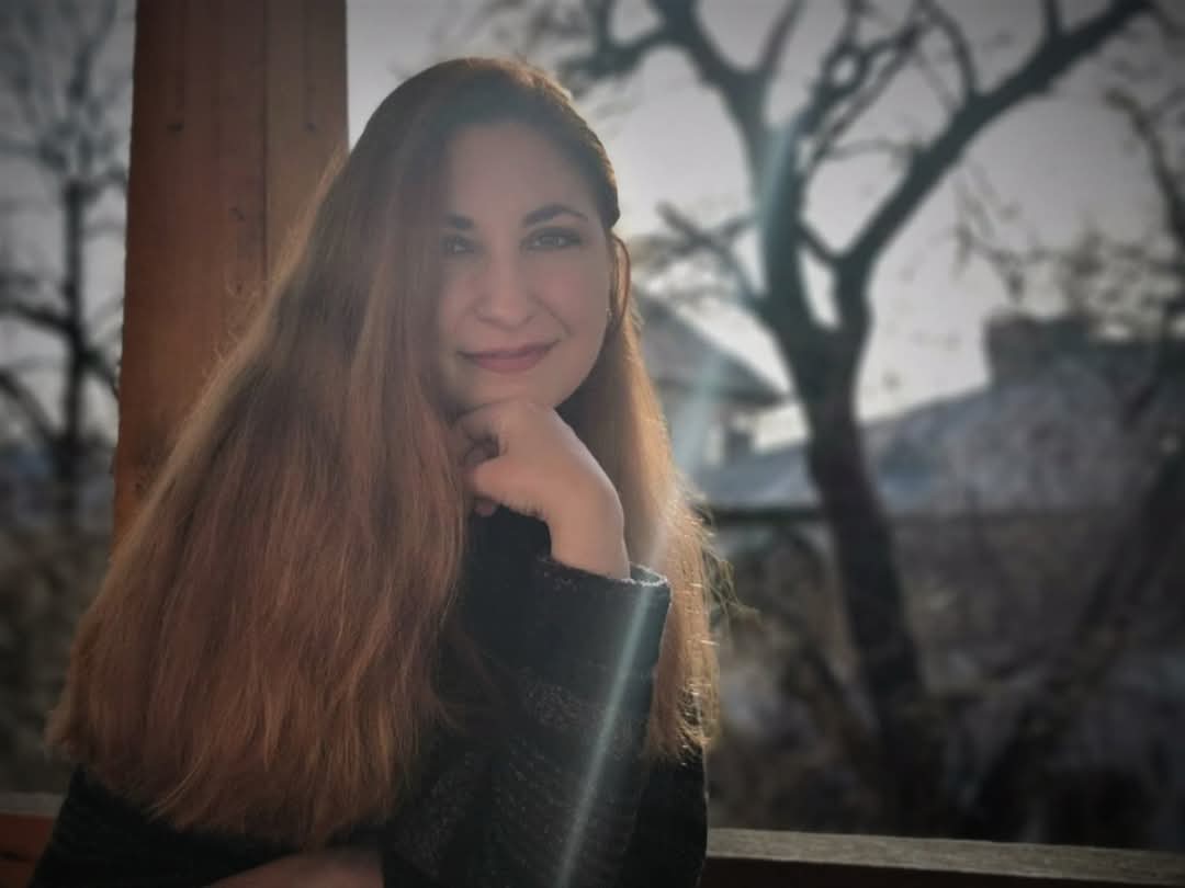 „Manuscrisele nu ard”: noul roman al Andreei Nanu, o meditație despre puterea salvatoare a literaturii