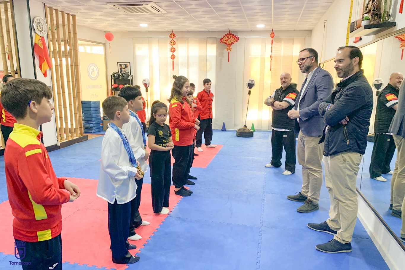 Doi copii români din Spania și maestrul lor român, dublu campion mondial la kung-fu, au câștigat 6 medalii de aur la arte marțiale, în Atena