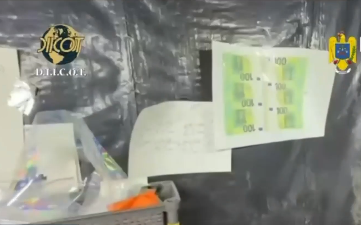 Fabrică de bani falși, descoperită într-o localitate din judeţul Suceava. Peste 1,2 milioane de euro, confiscate