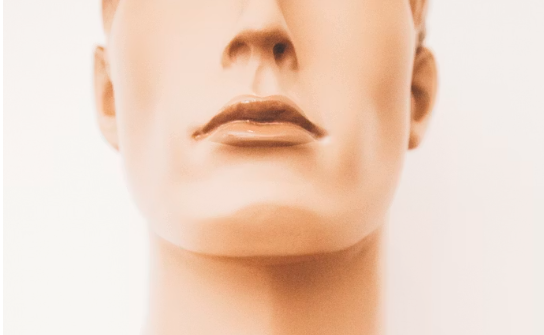 „Lovirea oaselor feței” pentru frumusețe. Trendul periculos pe Tik Tok care ia amploare în rândul băieților