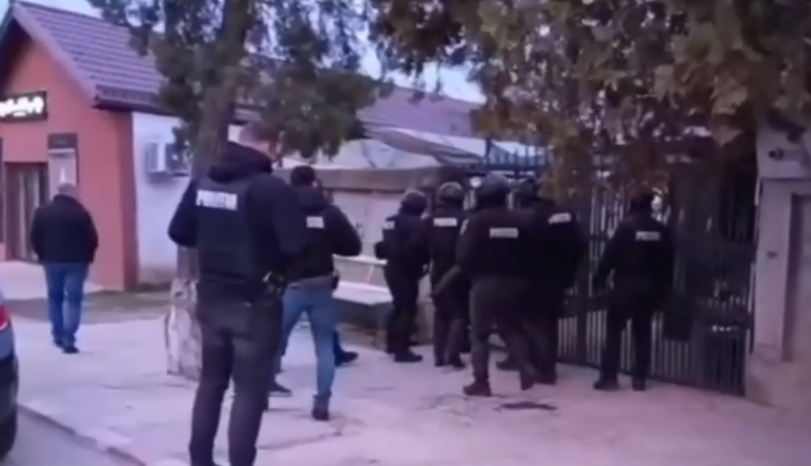 Incendiere din răzbunare în Prahova. Doi suspecți, reținuți de polițiști