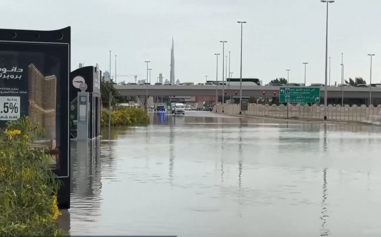 Inundații în Dubai după ploi torențiale. Orașul, paralizat de furtuni
