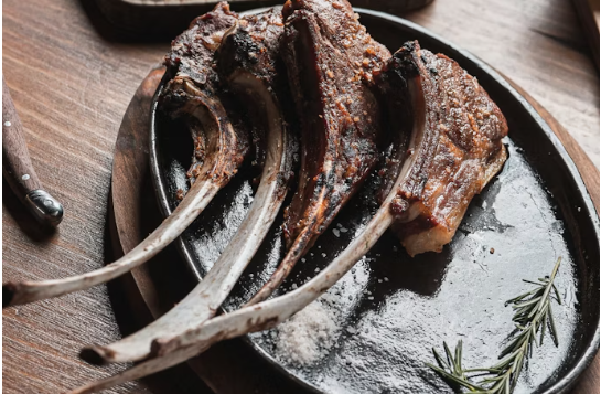 Carnea de miel, sănătoasă sau periculoasă? Cum îți poate afecta colesterolul și tensiunea