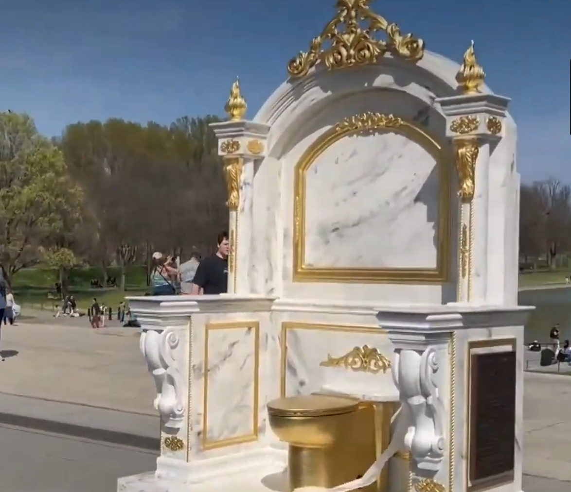 Un „tron de aur” dedicat lui Donald Trump a fost amplasat pe National Mall