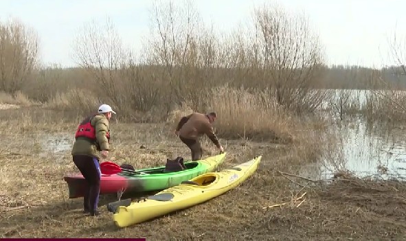 Turiști dornici de aventură profită de inundarea Deltei Neman din Lituania