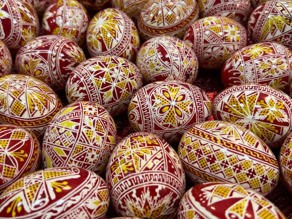 Christos a Înviat! De Paşte, ouă roşii, miel, pască şi legenda iepuraşului plin de daruri