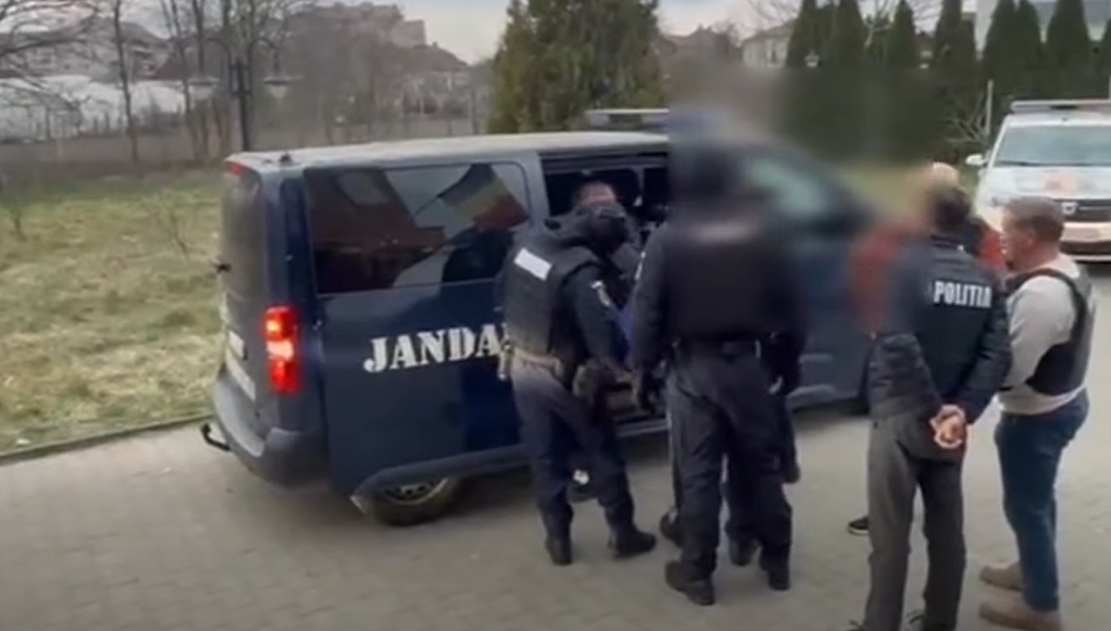 Zece persoane arestate după ce s-au bătut cu sticle şi scrumiere într-un local. Arma unui polițist s-a descărcat accidental