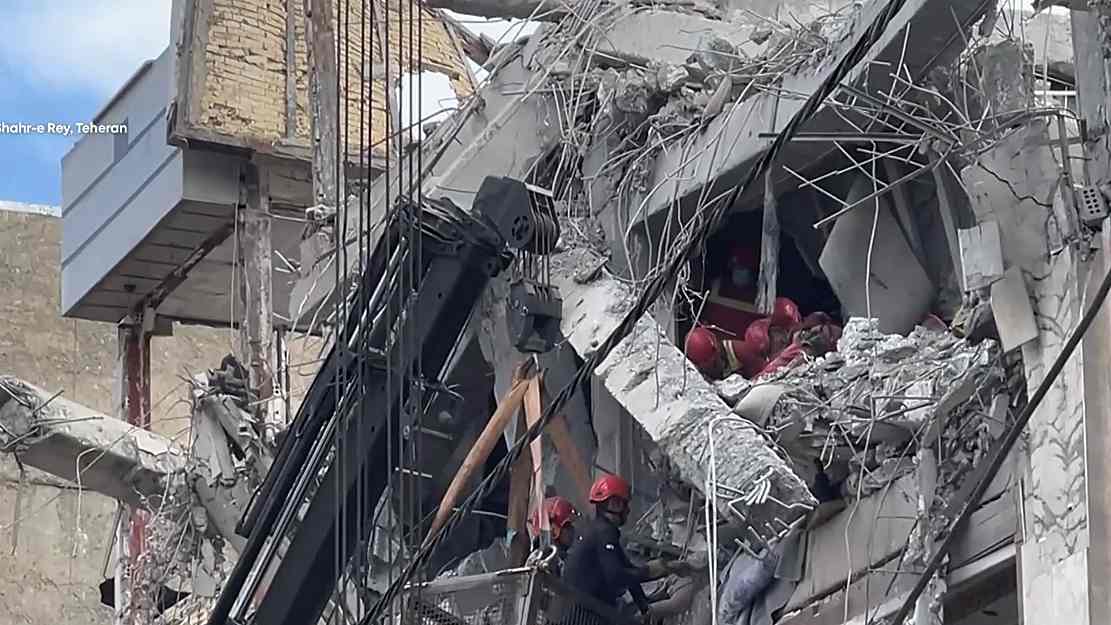 Iranienii, prinşi între raiduri aeriene şi represalii. Regimul de la Teheran îşi continuă strategia