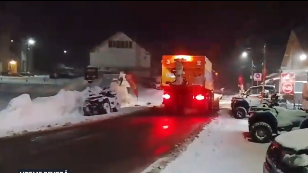 Ninge viscolit la Rânca. Drumarii intervin cu utilaje de deszăpezire