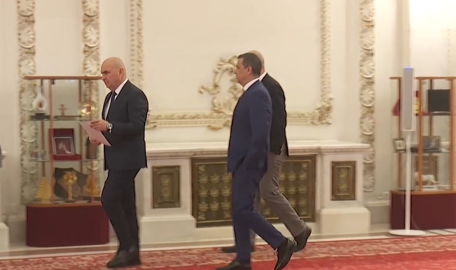 Partenerii de la putere se reclamă reciproc la Bruxelles