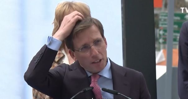 Un primar “norocos”, un porumbel îndrăzneț. Edilul Madridului, întrerupt în timpul unui discurs despre libertatea presei