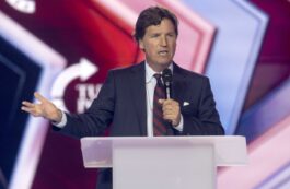 Jurnalistul ultraconservator Tucker Carlson îşi cere iertare pentru că l-a susţinut pe Trump: “Mă bântuie”