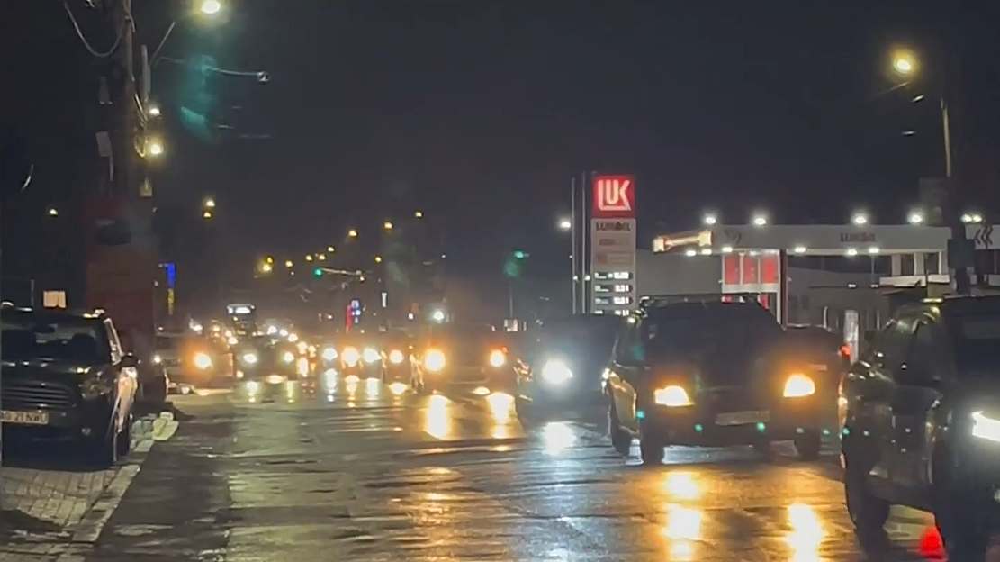 Protest în Pitești | Zeci de şoferi au mers în coloană şi au alimentat de 50 de bani