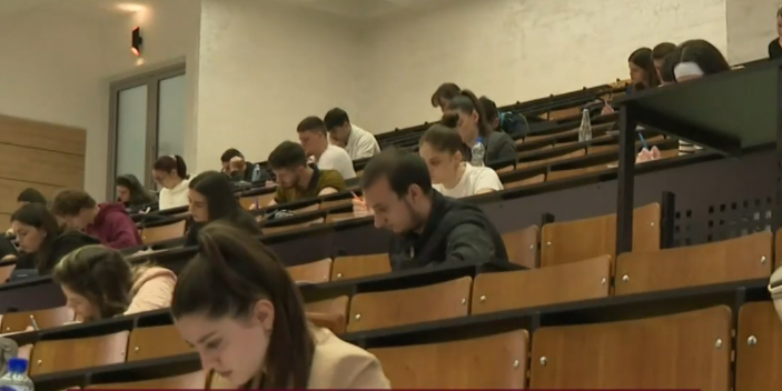 Paradoxul Generației Z: născuți cu telefonul în mână, dar în căutare de conexiuni reale