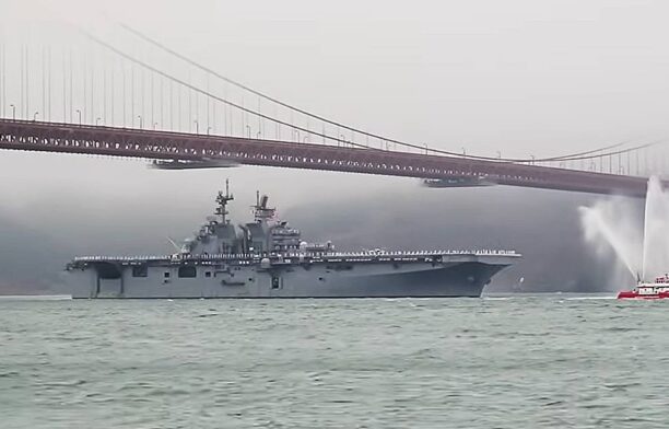 Nava americană de asalt amfibie Tripoli / captura video