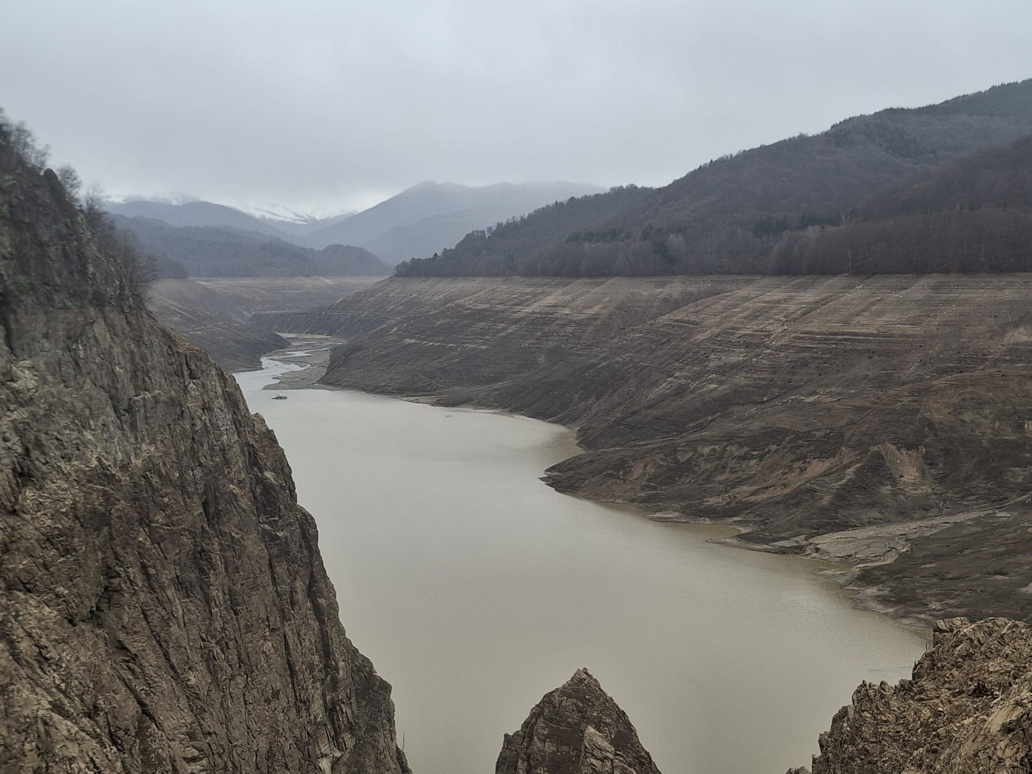 Ministrul Energiei: A început reumplerea lacului de acumulare Vidraru. Finalizarea, estimată pentru luna octombrie