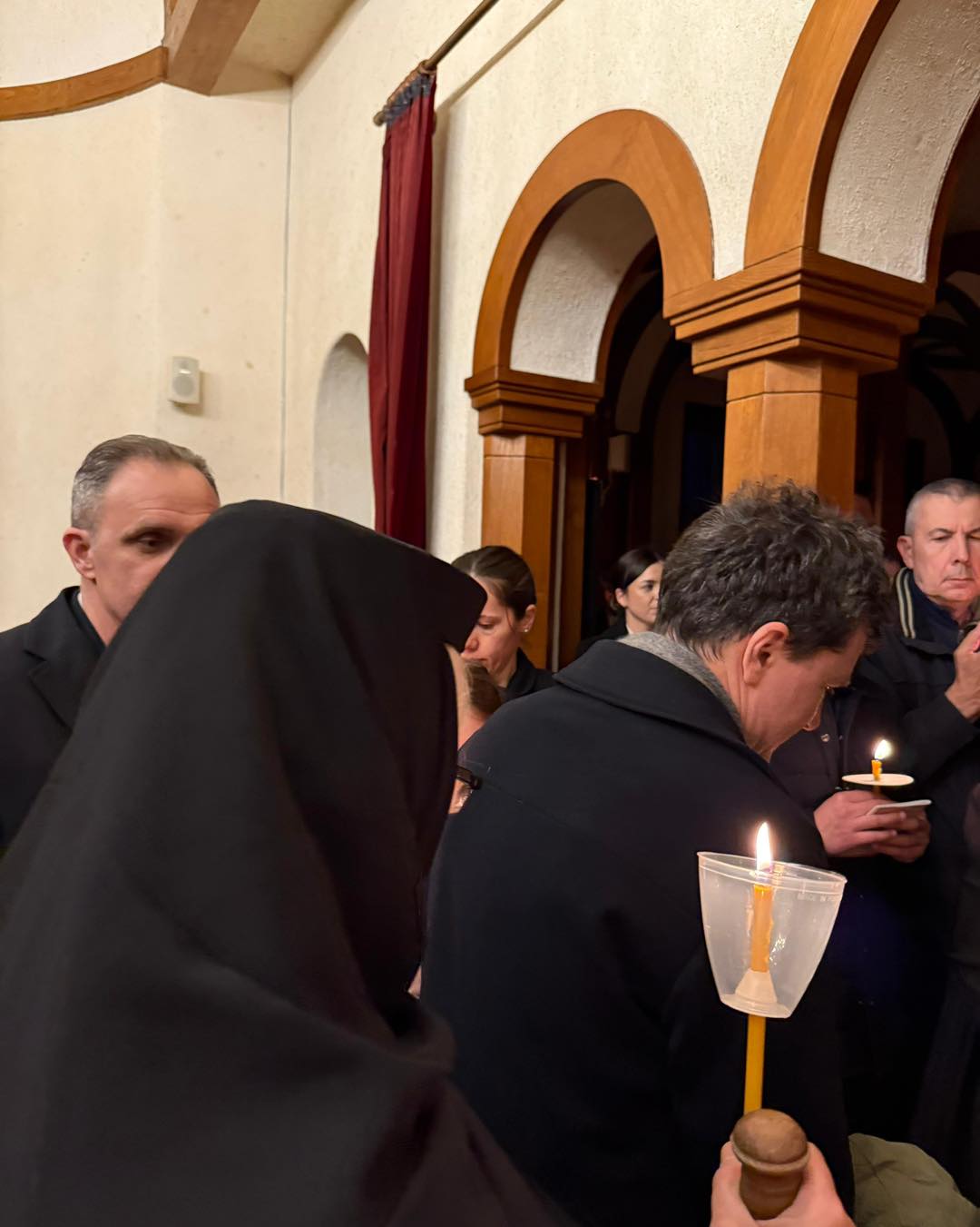 Președintele Nicușor Dan, prezență discretă la slujba din Vinerea Mare la Mănăstirea Cornu. Șeful statului, remarcat de președintele CJ Prahova