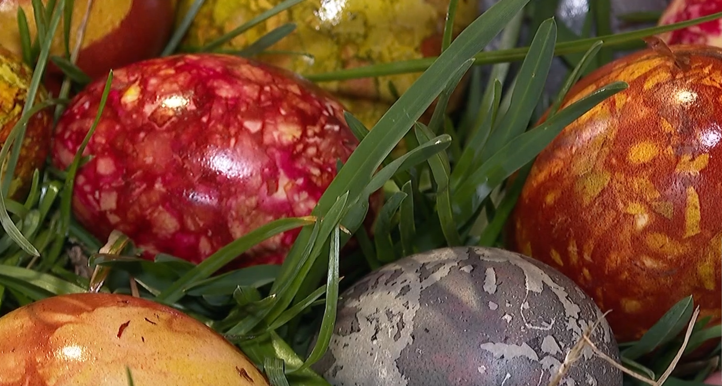 Ouă de Paști vopsite ca odinioară: gospodinele folosesc coji de ceapă, sfeclă și flori