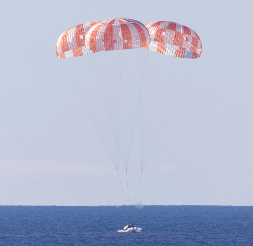 Artemis II s-a întors pe Pământ după un zbor istoric în jurul Lunii. Astronauții au amerizat cu succes