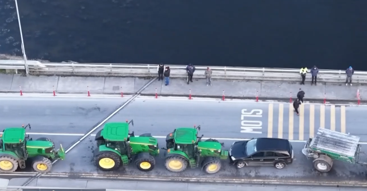 Proteste în Irlanda după scumpirea carburanților. Fermierii și transportatorii au blocat distribuția