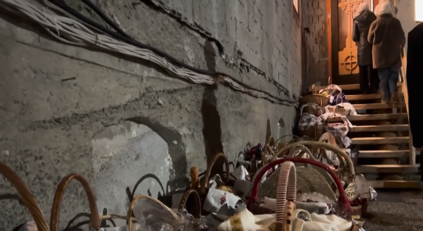 Lumina Învierii, primită în liniștea satelor. Tradiții păstrate de generații