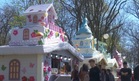 Oamenii au ieșit la târgurile de Paște. Care sunt principalele atracții