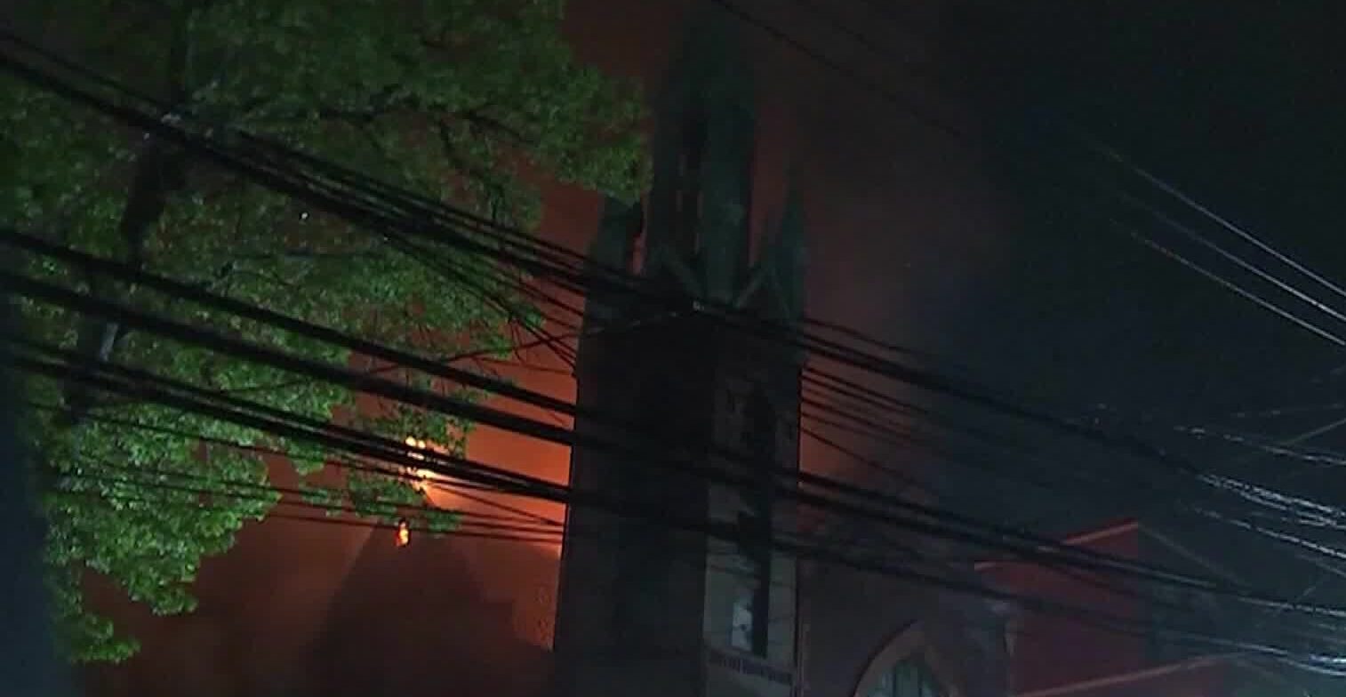 Misiune dificilă pentru sute de pompieri din New York: incendiu la o biserică americană de aproape două secole