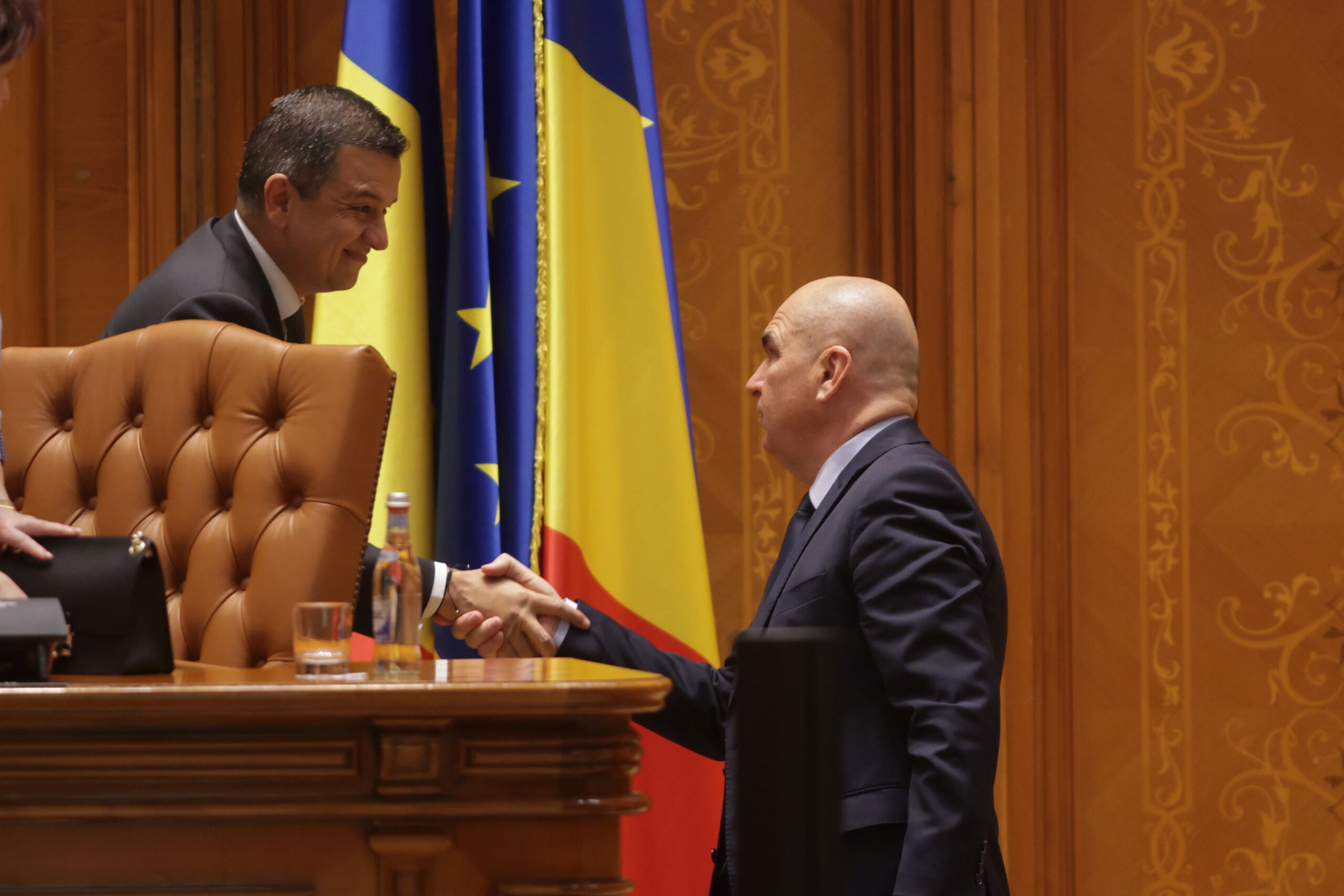 Negocieri pe ultima sută de metri pentru salvarea Guvernului Bolojan