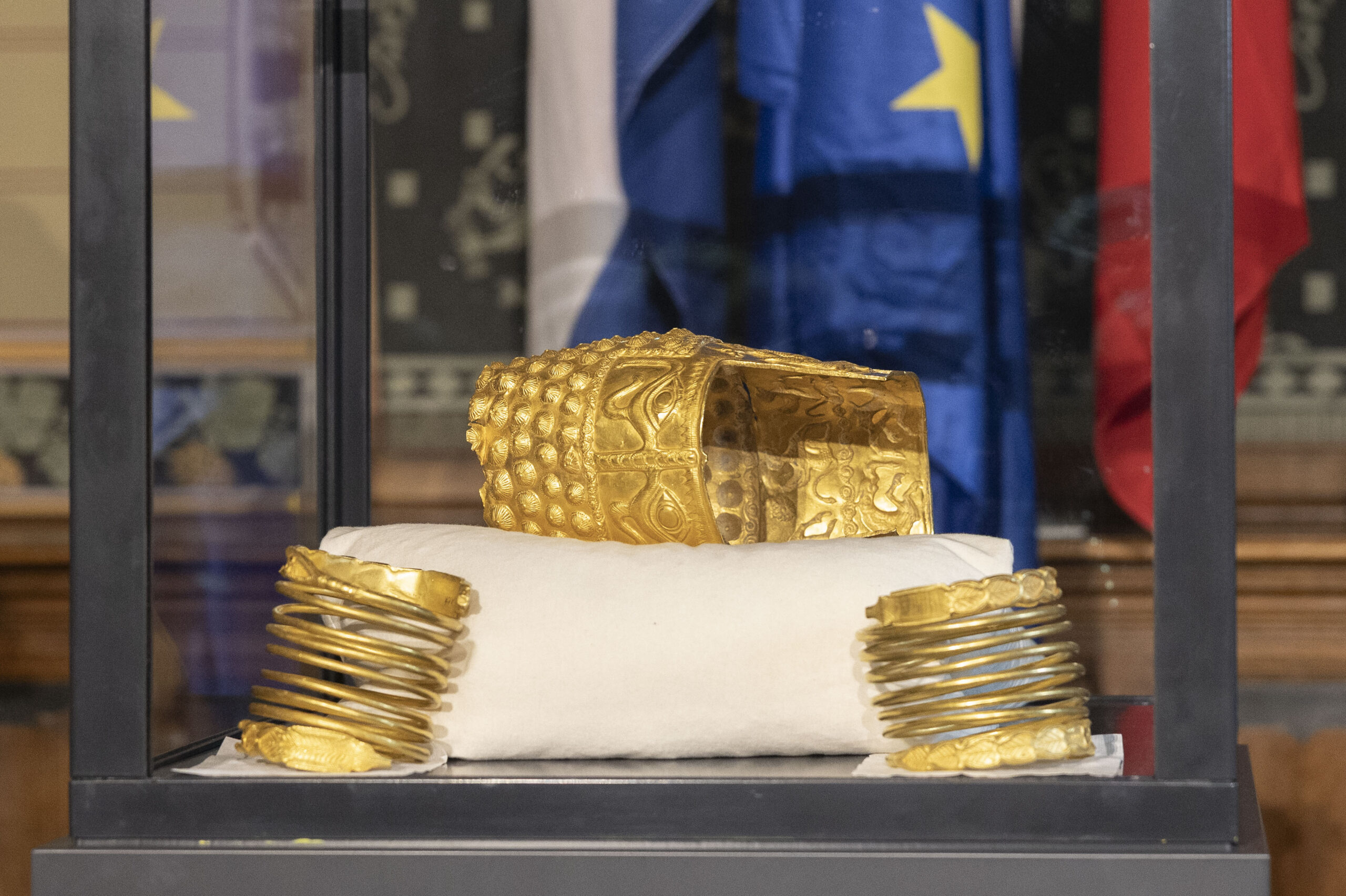 Locuitorii din Coţofeneşti, bucuroşi de recuperarea coifului dacic