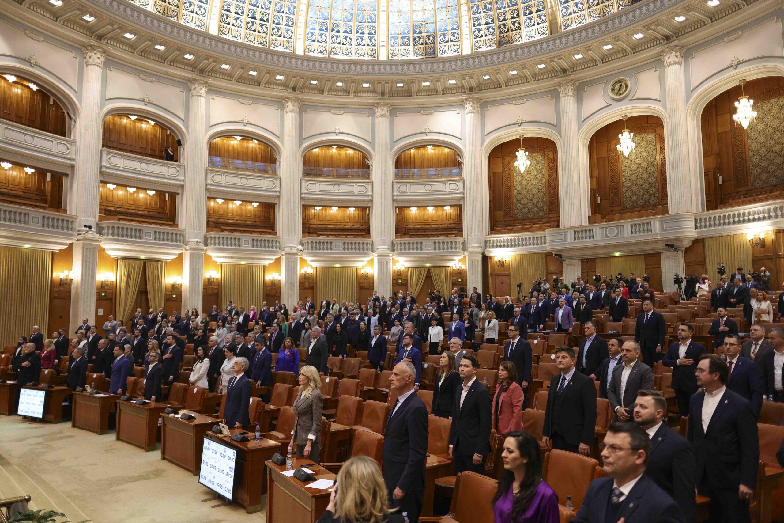 Moțiunea care ar putea dărâma Guvernul Bolojan se votează marți în Parlament. Ultimele calcule