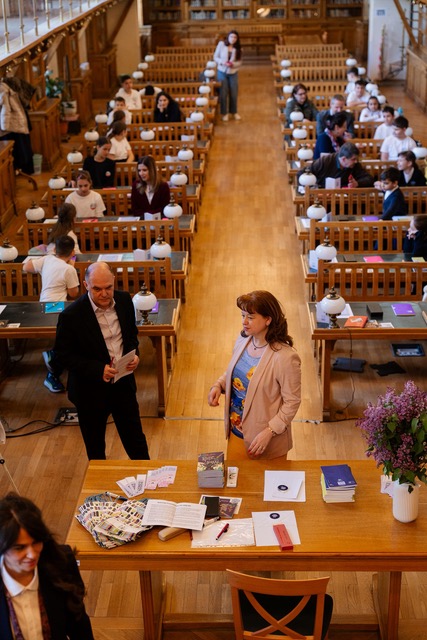 Elevi și personalități, colegi de bancă la o „Oră de caligrafie” dedicată scrisului de mână în era digitală