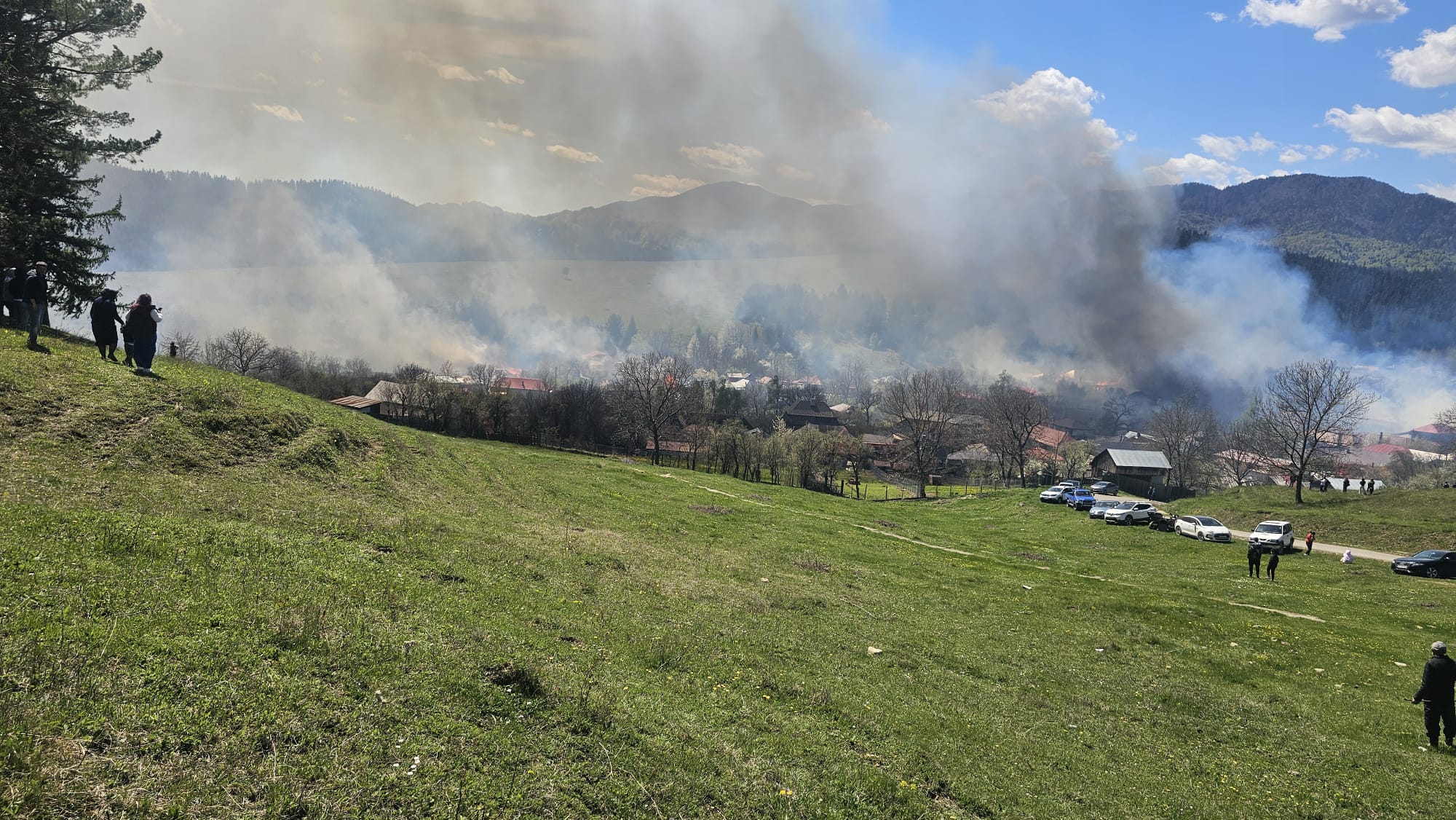 Incendiu cu degajări mari de fum în comuna Soveja, Vrancea. 18 case cuprinse de flăcări, 4 persoane asistate medical