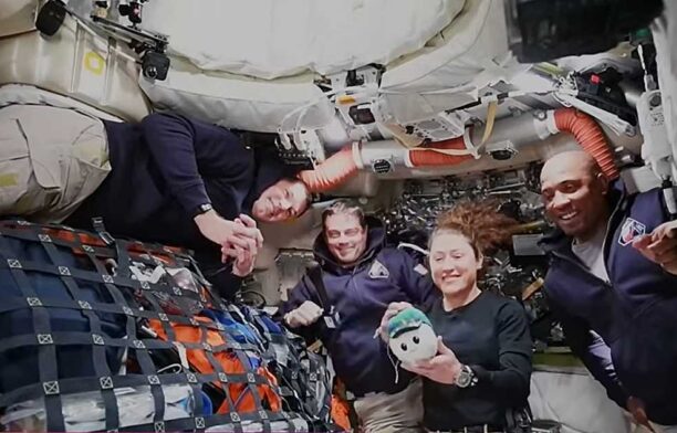 Astronauți Artemis 2 și mascota lor / captura video