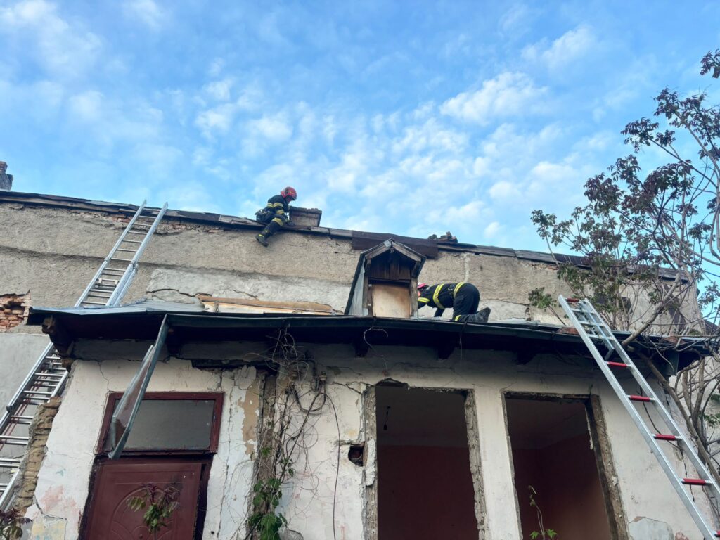 Fiecare viață contează. Pompierii de la ISU Galați au salvat de pe acoperișul unei clădiri pisica unei fetițe